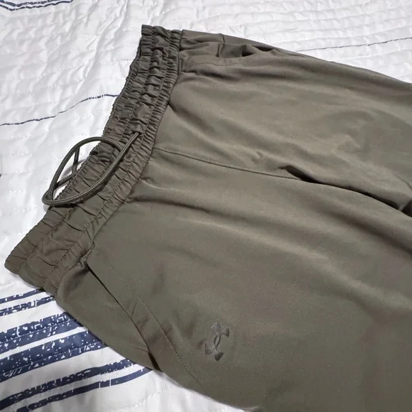 EUC Under Armour Women’s Olive Jogger Pants - Picture 2 of 5